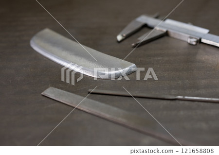 Measuring the dimensions of parts with calipers Measuring the dimensions of parts with calipers 121658808