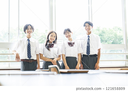 Junior high school students, high school students, boys and girls, group photo, looking at camera, smiling 121658809