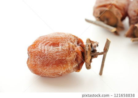 白色背景下拍攝的乾柿子 121658838