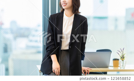 Smiling young woman / business woman 121658852