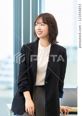 Smiling young woman / business woman 121658853