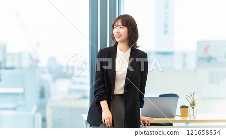 Smiling young woman / business woman 121658854
