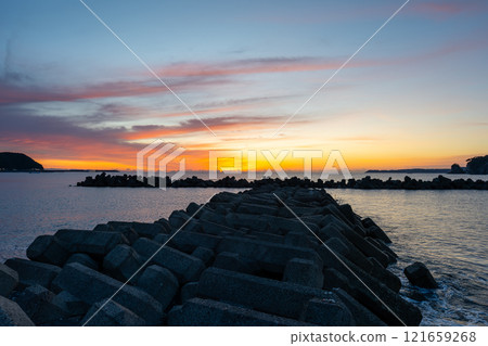 Wakayama Prefecture, sunrise view from Kushimoto (December 2024) 121659268