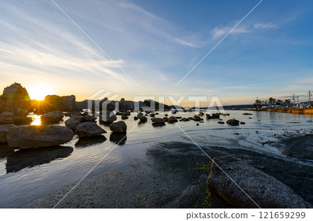 和歌山縣串本市的日出景色（2024年12月） 121659299