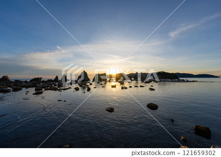 Wakayama Prefecture, sunrise view from Kushimoto (December 2024) 121659302