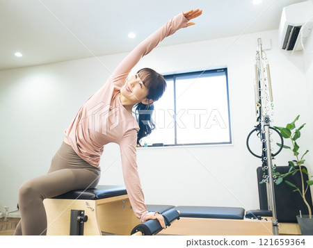 女人做機器普拉提訓練 121659364