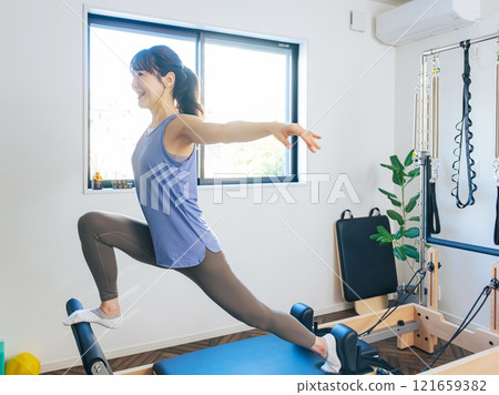 女人做機器普拉提訓練 121659382