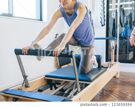 女人做機器普拉提訓練 121659384