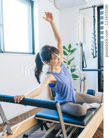 女人做機器普拉提訓練 121659386