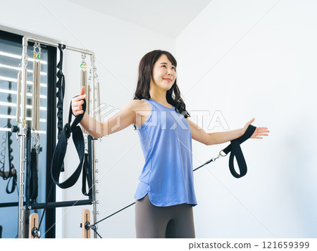 女人做機器普拉提訓練 121659399