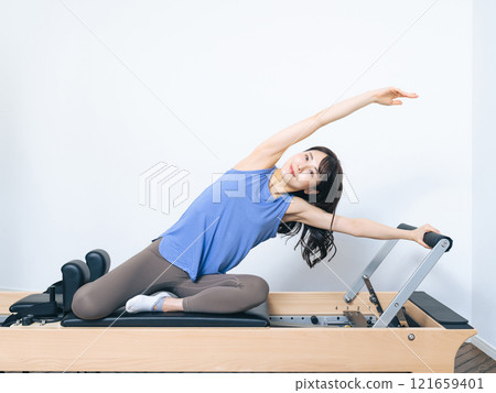 女人做機器普拉提訓練 女人做機器普拉提訓練 121659401