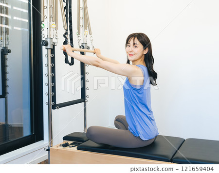 女人做機器普拉提訓練 121659404