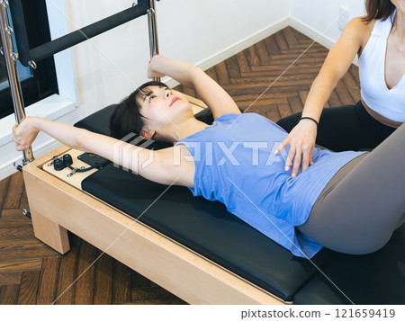 一位女士正在上機器普拉提課 121659419