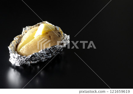 在黑色背景下拍攝馬鈴薯黃油 在黑色背景下拍攝馬鈴薯黃油 121659619