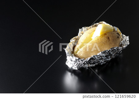 在黑色背景下拍攝馬鈴薯黃油 在黑色背景下拍攝馬鈴薯黃油 121659620