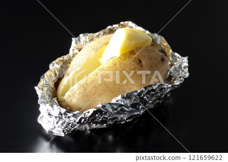 在黑色背景下拍攝馬鈴薯黃油 121659622