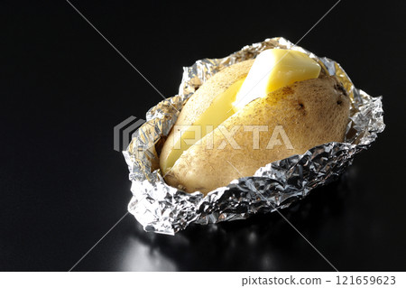在黑色背景下拍攝馬鈴薯黃油 121659623