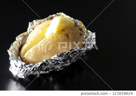 在黑色背景下拍攝馬鈴薯黃油 121659624