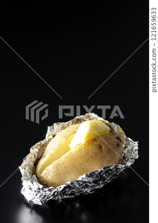 在黑色背景下拍攝馬鈴薯黃油 121659633