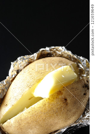 在黑色背景下拍攝馬鈴薯黃油 121659649