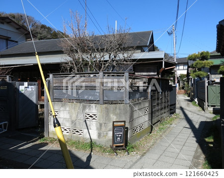 鎌倉市坂之下的小巷，古民家咖啡館林立（「paso by 27 COFFEE ROASTERS」附近） 121660425