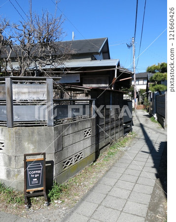 鎌倉市坂之下的小巷，古民家咖啡館林立（「paso by 27 COFFEE ROASTERS」附近） 121660426