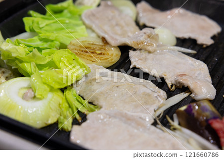 美味的家常菜，熱盤上的烤肉 121660786