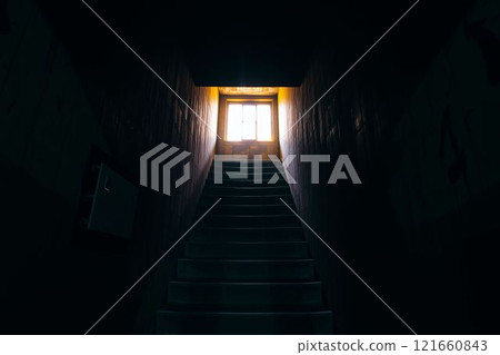 燈光照射進來的樓梯 燈光照射進來的樓梯 121660843
