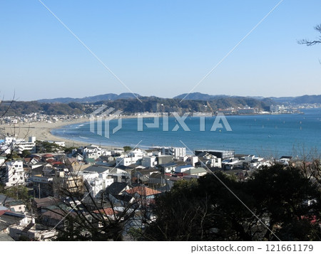 從鎌倉/長谷寺的風景步道(湯之濱、材木座海灘、逗號碼頭等)眺望 從鎌倉/長谷寺的風景步道(湯之濱、材木座海灘、逗號碼頭等)眺望 121661179