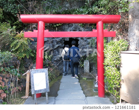 Benten Cave (entrance) at Hasedera Temple in Kamakura Benten Cave (entrance) at Hasedera Temple in Kamakura 121661181