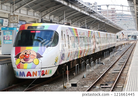 包裹好的列車停在高松站 121661445