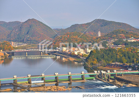 [Aichi Prefecture] Autumn in Inuyama Castle, a national treasure, and the Kiso River, Inuyama cityscape 121663355