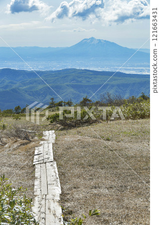 Spring in Hakkoda: Mount Iwaki seen from Kenashidai 121663431