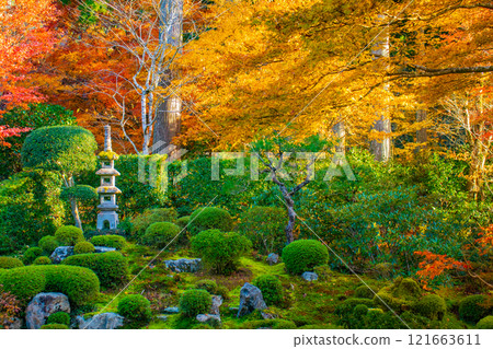【京都風景】三千院、大原之裡的秋葉暖心 【京都風景】三千院、大原之裡的秋葉暖心 121663611