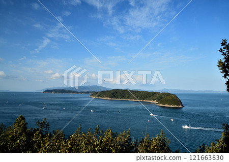 View of the Tomogashima Islands from the remains of the Miyama Battery (from the front are Jinoshima and Okinoshima, and beyond them is Awajishima) [Wakayama City, Wakayama Prefecture] 121663830