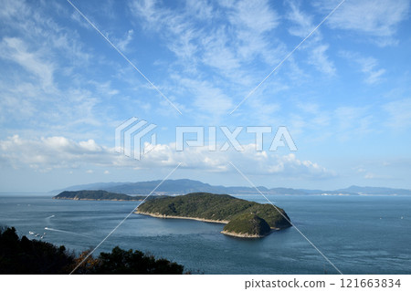 View of the Tomogashima Islands from the remains of the Miyama Battery (from the front are Jinoshima and Okinoshima, and beyond them is Awajishima) [Wakayama City, Wakayama Prefecture] 121663834