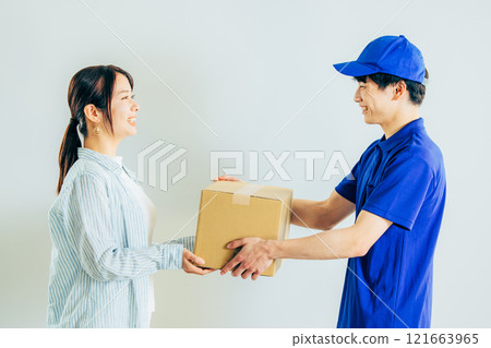 宅急便司機送包裹 121663965