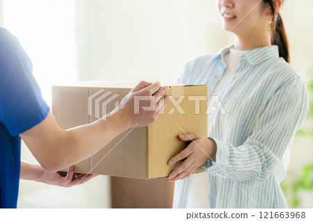 宅急便司機送包裹 121663968