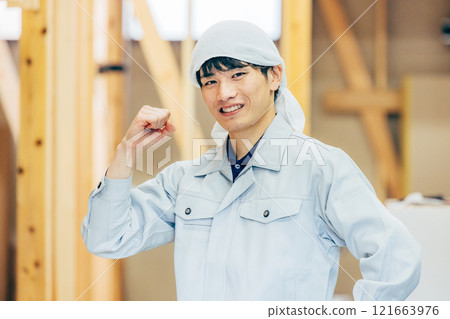 木造建築工地的工人 121663976