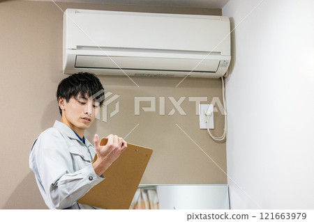 檢查空調的工人 121663979