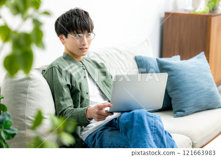 在家使用計算機的年輕人 121663983