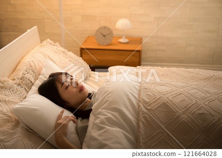 一名婦女在間接照明下熟睡的側面影像。 121664028