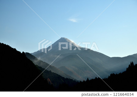 View of Mount Takami [Higashiyoshino Village, Nara Prefecture] 121664034