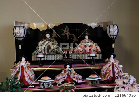 Chic two-tiered Hinamatsuri decorations Chic two-tiered Hinamatsuri decorations 121664050