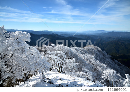 Rime-covered trees on Mt. Takamisan (mountain peak) [Higashiyoshino Village, Nara Prefecture] 121664091