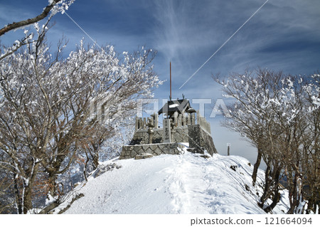 Rime-covered trees on Mt. Takamisan (mountain peak) [Higashiyoshino Village, Nara Prefecture] 121664094