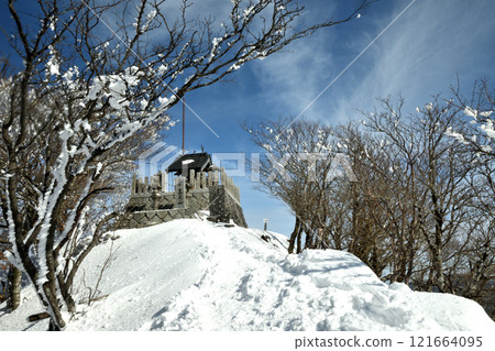 Rime-covered trees on Mt. Takamisan (mountain peak) [Higashiyoshino Village, Nara Prefecture] 121664095