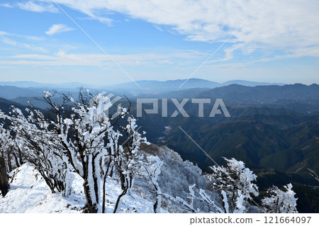 Rime-covered trees on Mt. Takamisan (mountain peak) [Higashiyoshino Village, Nara Prefecture] 121664097