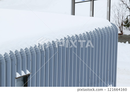 車庫、車棚、雪、降雪、降雪、冬天、北海道、雪景、車庫、戶外、屋頂、冬天 車庫、車棚、雪、降雪、降雪、冬天、北海道、雪景、車庫、戶外、屋頂、冬天 121664160