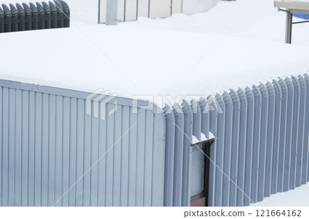 車庫、車棚、雪、降雪、降雪、冬天、北海道、雪景、車庫、戶外、屋頂、冬天 121664162